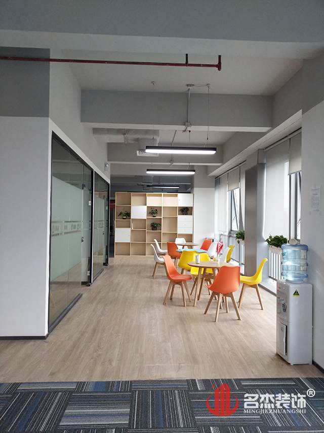 休闲区装修完工照.jpg