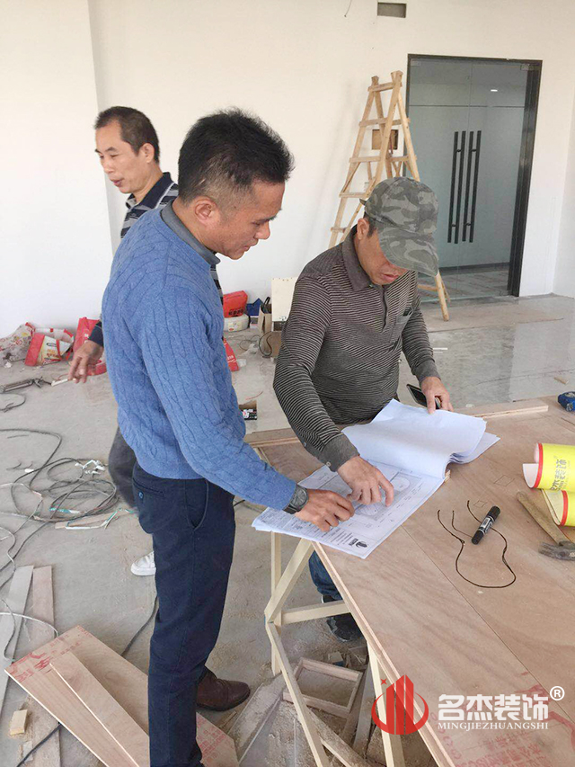 首页 名杰装饰资讯中心 参观工地 300平方科技办公室装修项目开工啦!